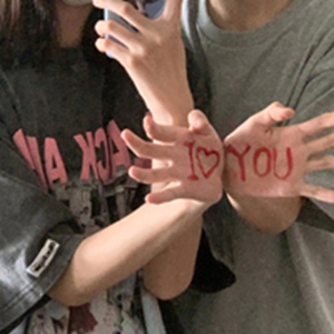 ysl热门蜜桃色75,夏日新宠：一抹蜜桃色，点亮你的唇色